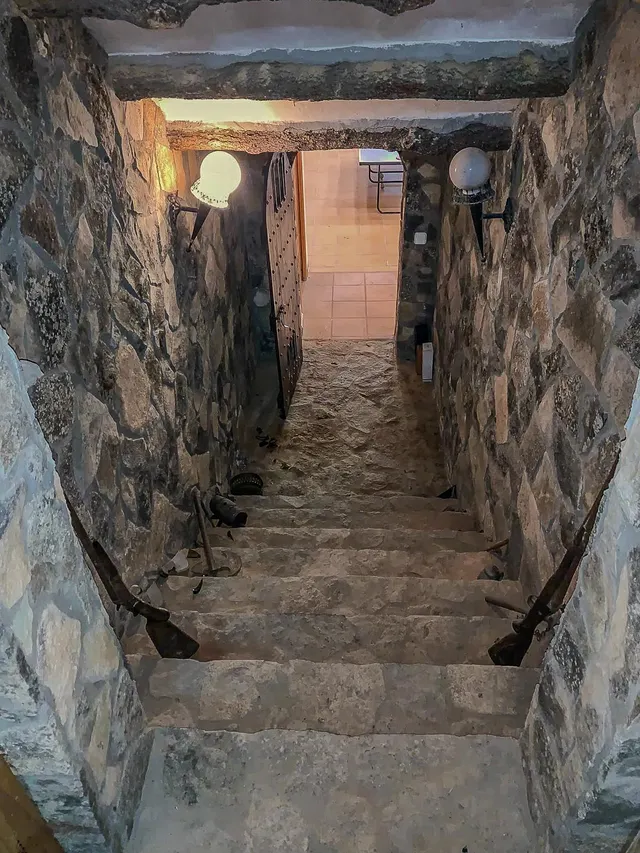 Finca rústica singular en parcela de 2.296 m2 con piscina, amplio garaje y pista de tenis. — 12