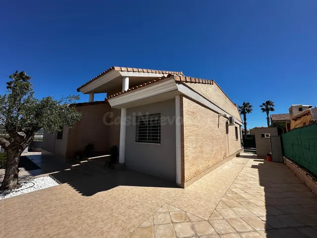 Exclusivo Chalet en Lliria con Piscina y Amplias Terrazas - foto 3