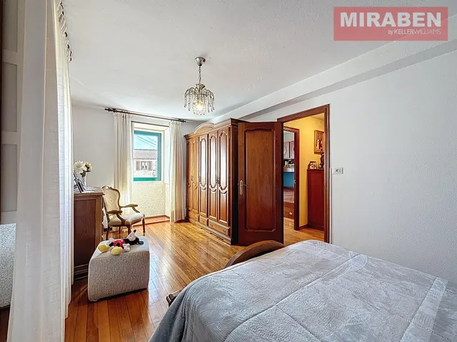 CASA EN VENTA EN RIANXO CON PATIO Y HORREO — 12