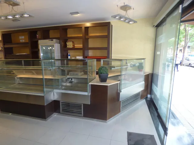 Local montado como cafeteria en buena zona. — 11