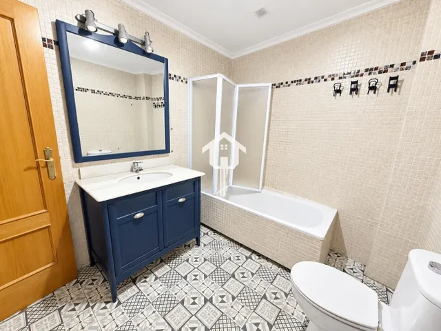 PISO EN VENTA EN ALICANTE. ZONA DE LA FLORIDA. 79m2, 2 habitaciones, 1 BAÑO, AMPLIO PATIO, PRIMERA PLANTA CON ASCENSOR. — 20