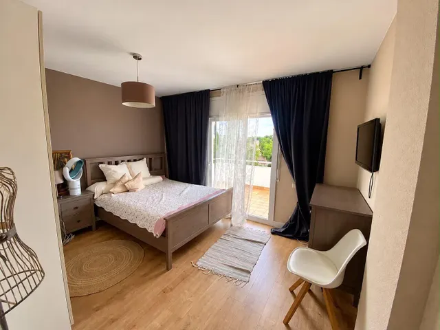 Casa pareada con jardín privado, dos terrazas y amplio garaje en Calafell — 17