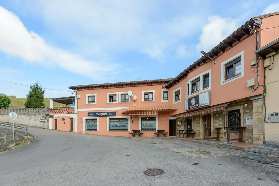 Casa tradicional con tres viviendas y antiguo local hostelero en arroes, Villaviciosa