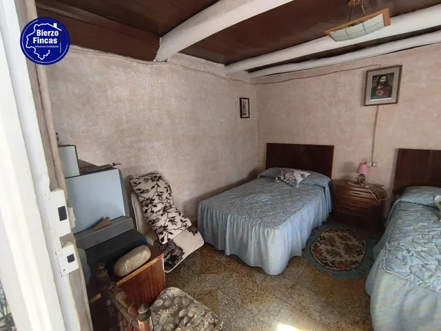 **se vende casa para reformar en villafer, León** — 9