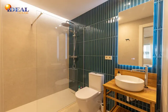 ¡exclusivo apartamento en primera linea de playa con reforma integral de alta gama! — 21