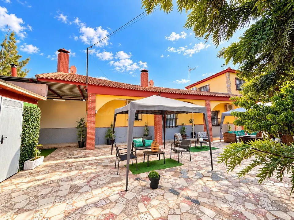 Chalet con piscina en parcela rústica, a tan solo 1,5 km de San Vicente del Raspeig