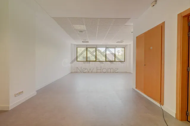 ✨ Tu oficina en el corazón empresarial de Valencia. Impecabl