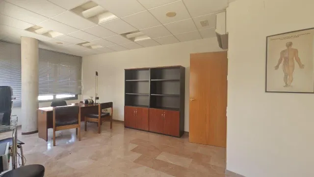 Amplio local comercial con varios despatxos en pleno eje comercial de Manresa — 7