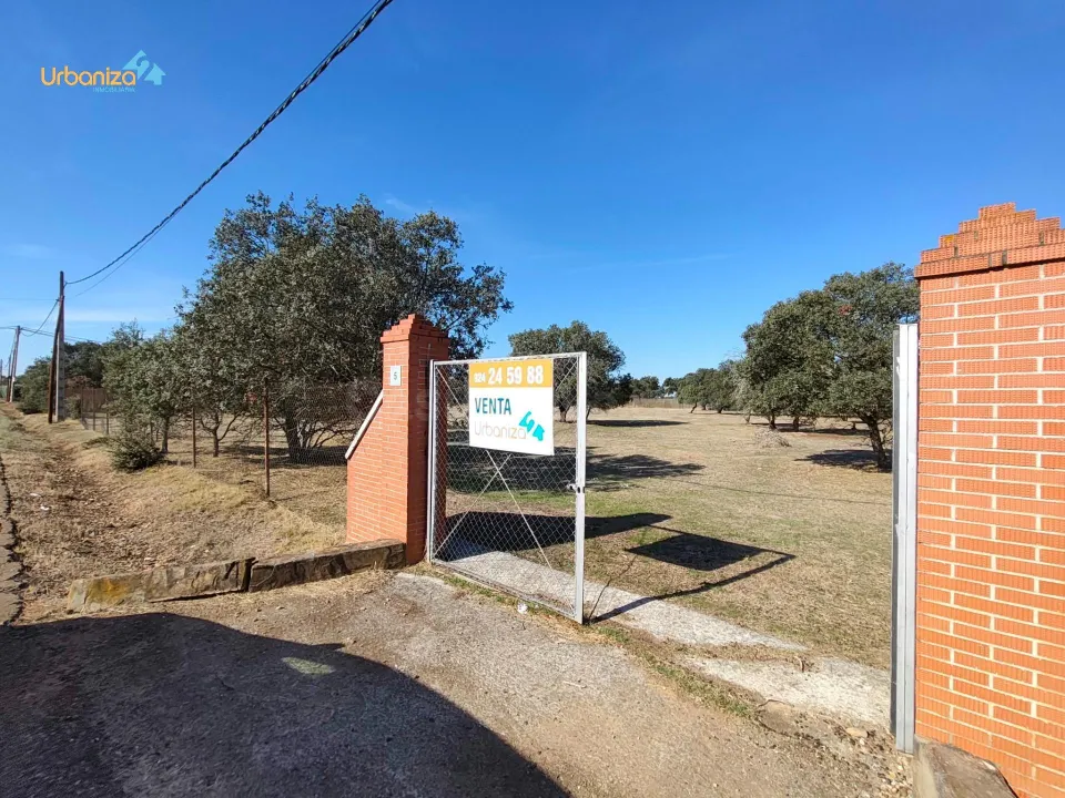 Parcela en tres arroyos totalmente vallada con pozo, portera de entrada y  2 acometidas de luz