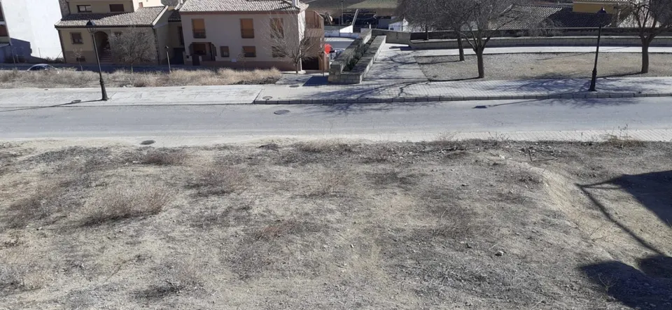 Inmejorable terreno con 2 frentes para la casa de tus sueños.