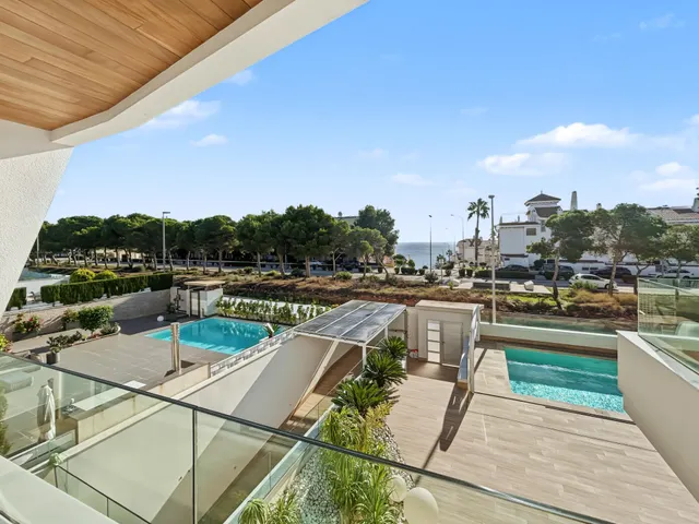 Villa de lujo con vistas al mar en Aguamarina, a 200 metros de la playa — 19