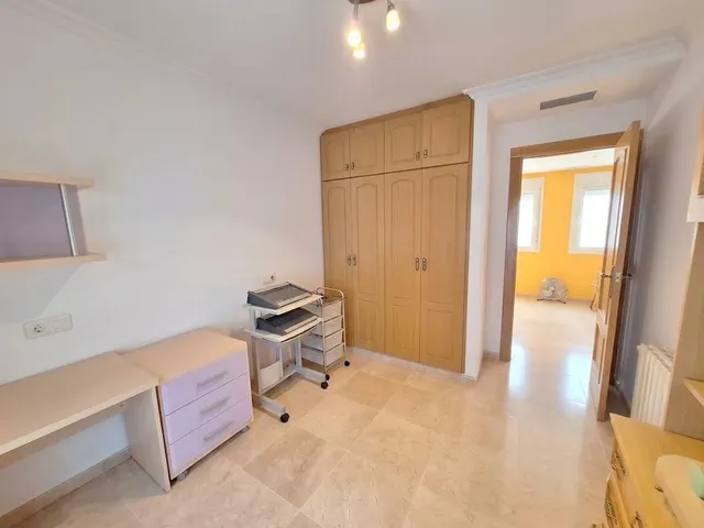 Casa familiar en el centro de Pinoso con gran garaje y potencial de negocio | ¡Solo 780 €/m2! — 40