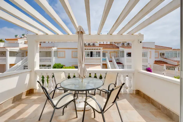 Apartamento dúplex con piscina comunitaria, Alicante, Orihuela Costa. 2 habitaciones, 89 m2, 1,6 kilómetros del mar — 33