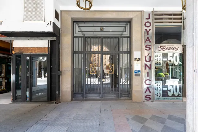LOCAL COMERCIAL de 210 EN GRANADA. — 29