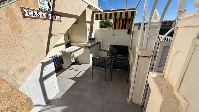 Apartamento con vistas al mar, piscina y licencia turística en La Mata, Torrevieja — 21