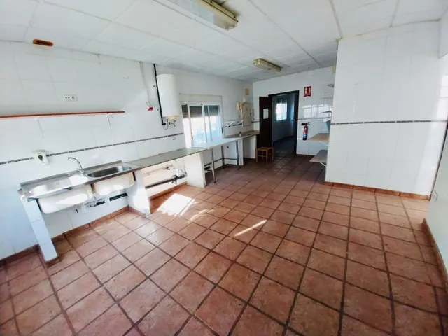 Se vende negocio de restauración en fantástica ubicación — 24