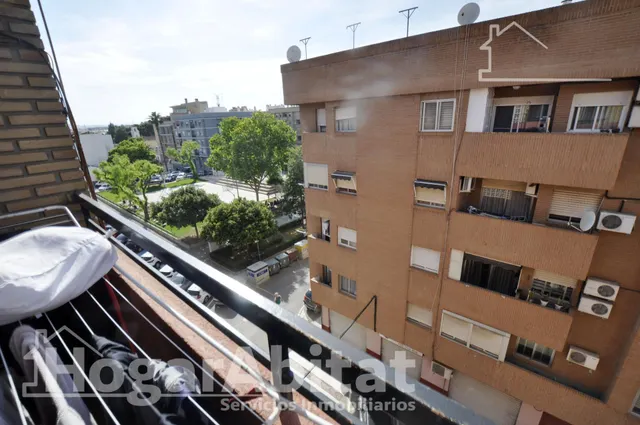 AMPLIO Y EXTERIOR CON BALCÓN Y TRASTERO, EN EL CENTRO — 12