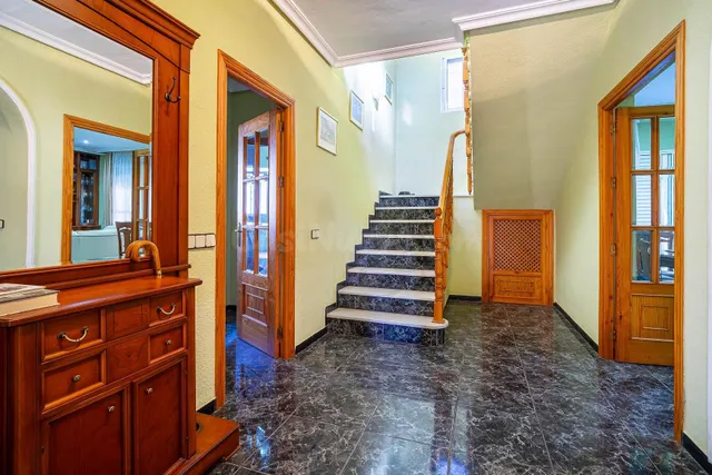 Chalet independiente con piscina privada, amplio jardín y 6 dormitorios en Bollullos de la Mitación — 2