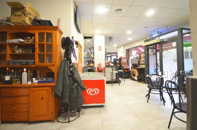 Negocio de restaurante-bar en funcionamiento en local esquinero de 402 m2 — 23