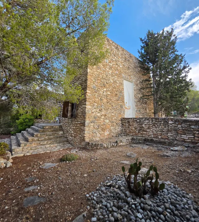 Una casa con alma frente al Port de l’Estany: autenticidad m