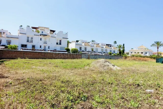 Parcela urbanizable frente a playa Marbella con alto potenci - foto 2