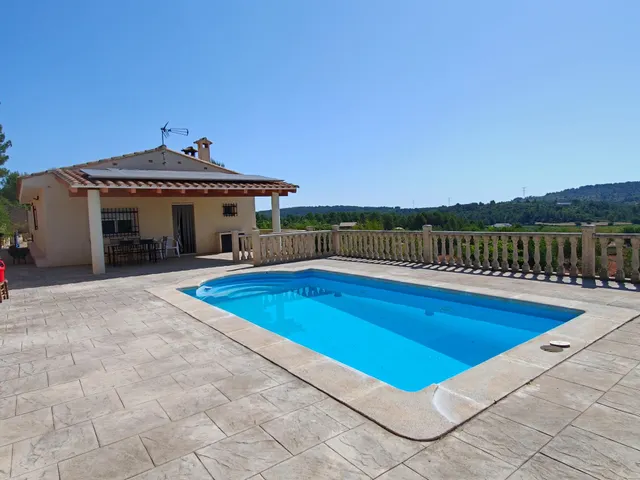 Chalet con piscina — 25