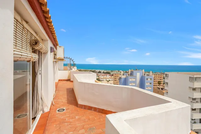 ¡Vistas al Mar y Comodidad en Torreblanca! Ático Dúplex de 3 - foto 2