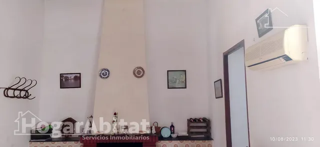AMPLIA CASA CON MUCHA POSIBILIDAD Y TERRAZA — 41
