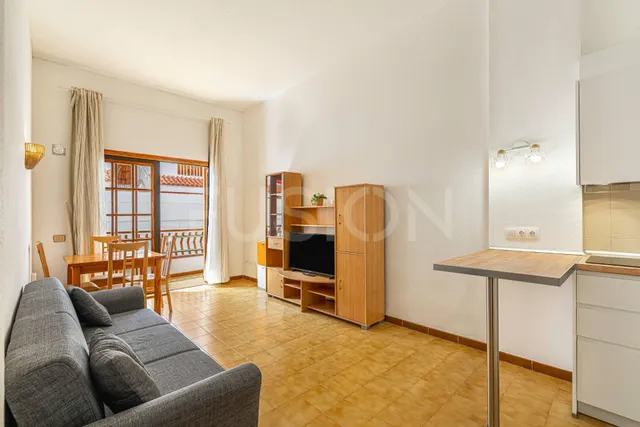 Piso con dormitorio independiente, cocina reformada y zona de piscina cerca de la playa — 14