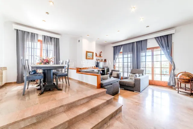 ELEGANTE CASA ESQUINERA DE ESTILO INGLÉS CON VISTAS AL MAR — 4