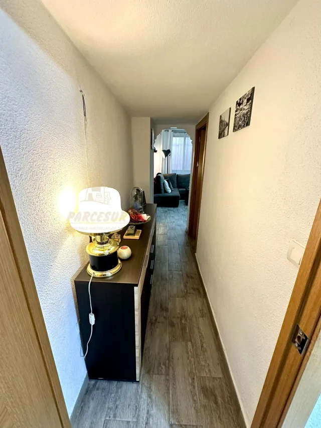CIUDAD JARDIN - Piso interior de 60 m con 2 habitaciones, suelo imitacion madera gris. — 20