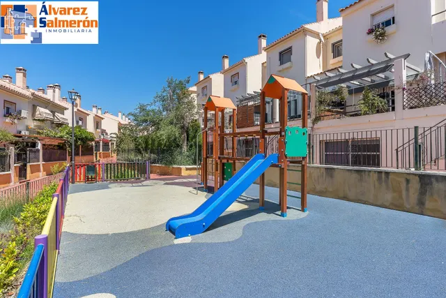 ADOSADA EN URBANIZACIÓN EN HUETOR VEGA — 41