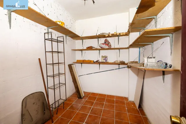Local comercial junto a calle Alhamar. Ideal para oficina, despacho o almacén. Muy económico — 8