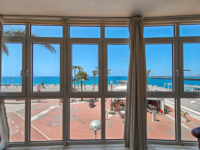 En Venta Piso en el Paseo Maritimo de ALmeria Capital — 34