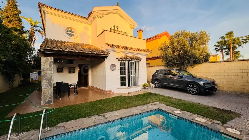 Chalet independiente con piscina, jardín y aparcamiento privado