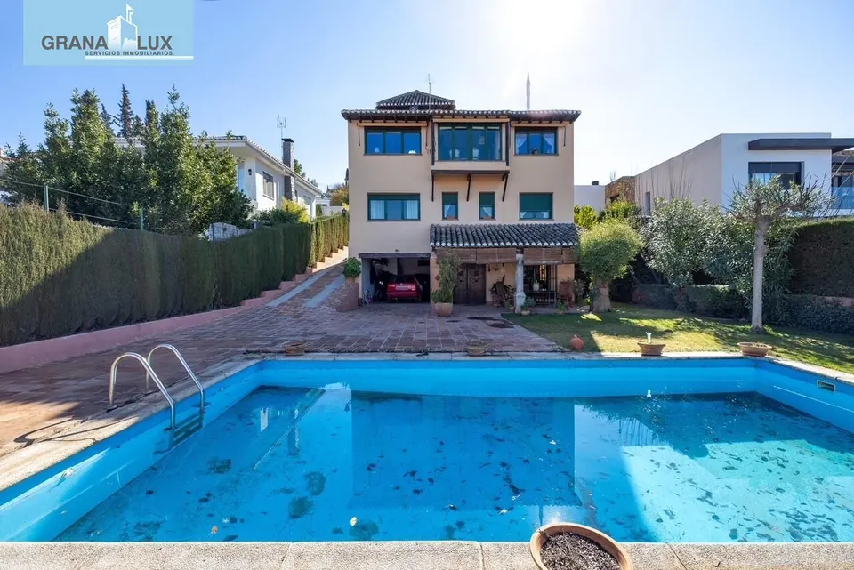 GRAN CASA CON PISCINA EN COLINAS BERMEJAS, MONACHIL
