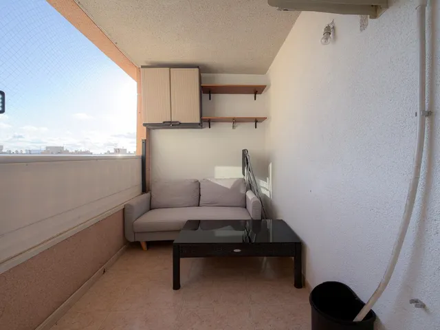 Fantastico atico con amplia terraza y piscina comunitaria, esta semi reformado — 8