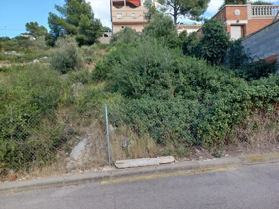 Terreno urbano edificable en venta de 814 m2 en zona residencial de Cunit