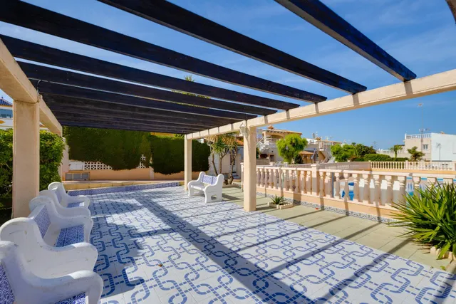Bungalow con solárium, orientación sur y vistas a la piscina comunitaria — 29