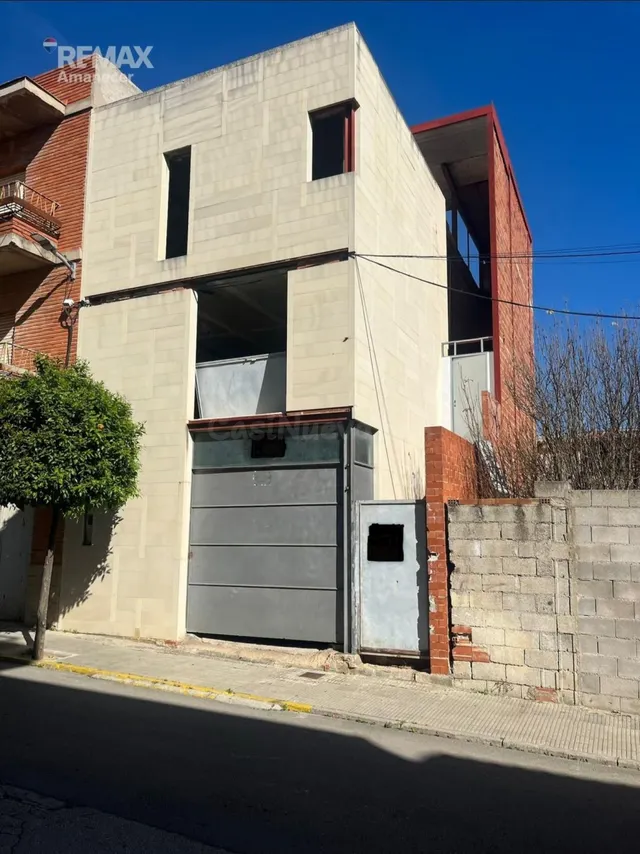 Hazla a tu medida: casa diáfana con patio y terraza en L?Ol