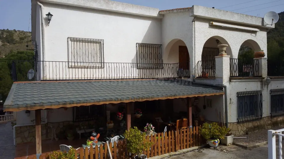 PRECIOSO CHALET EN MUY BUENA ZONA DE PETRER