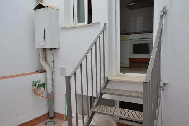 Tu próximo hogar en Sanlúcar la Mayor: tres dormitorios, patio y sótano — 11