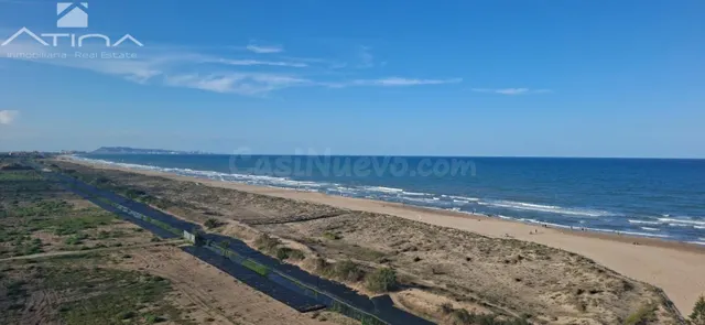 Ático de lujo en Playa de Gandia: vistas al mar, terraza panorámica y acceso directo a la playa en Residencial Aiguablava. — 2