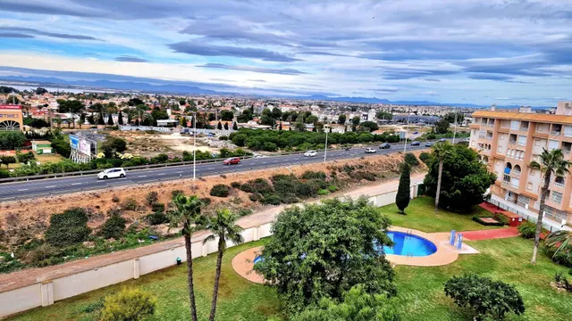 Ático con Piscina y Vistas Espectaculares en Torrevieja — 15
