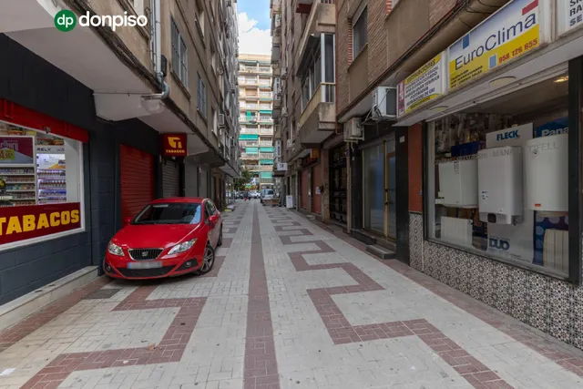 Piso de 3 dormitorios en calle milán, zaidín | muy luminoso y con gran potencial — 30