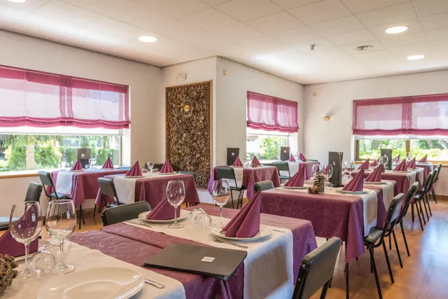 Edificio singular con hostal en funcionamiento, restaurante, bar con terraza y vivienda privada en el centro de Tremp — 10