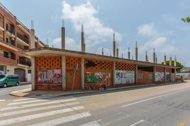 Edificio en obra parada en Llandells (Peñíscola) con proyecto para 39 viviendas y locales — 16