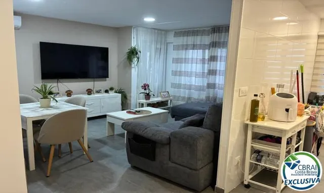 PISO CENTRICO EN ROSES LISTO PARA ENTRARA A VIVIR - foto 3