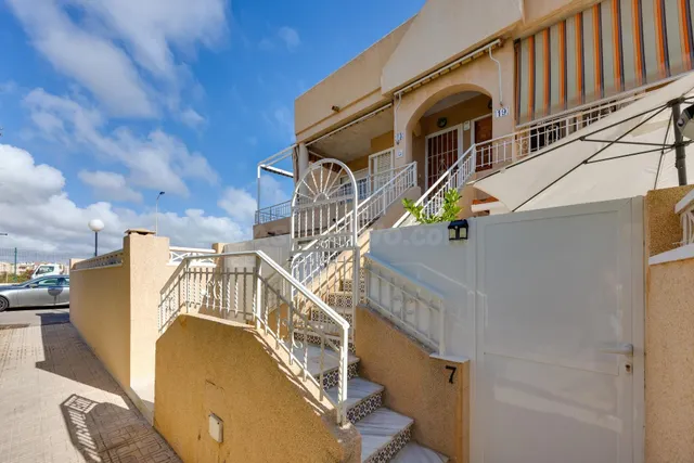 Bungalow planta alta de 3 dormitorios con piscina y plaza de garaje comunitaria. — 24
