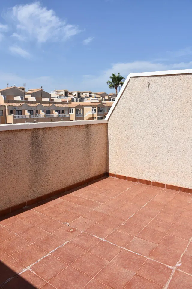 Fantastico adosado con plaza de garaje, trastero y piscina comunitaria — 45